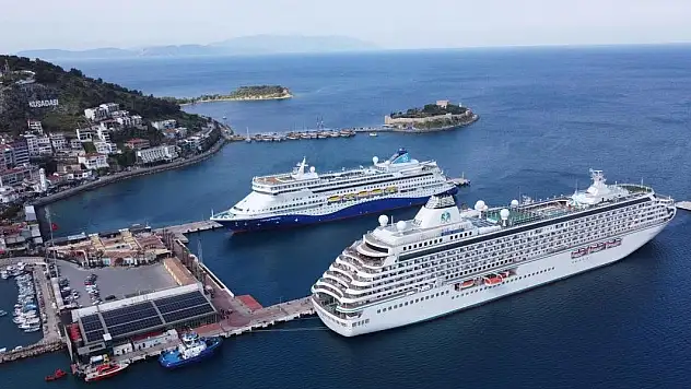 Kuşadası'na 3 kruvaziyerle 1657 turist geldi