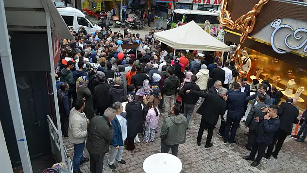 Kuyumcu açılışında altın ve saat hediye edilmesi yoğunluğa neden oldu