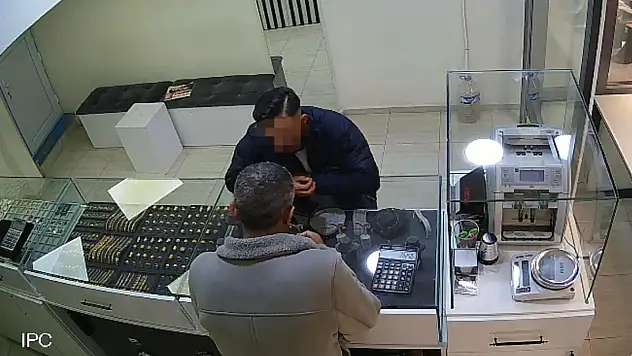 Kuyumculara sahte altın sattıkları öne sürülen anne ve 2 çocuğu yakalandı