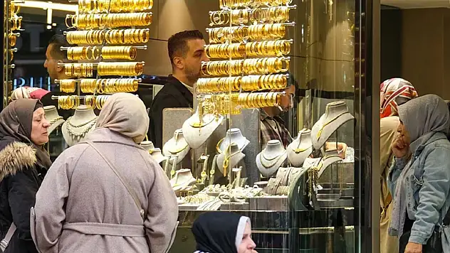 Kuyumcularda hareketli dakikalar! Altın yönünü değiştirdi: Alım fırsatı mı?