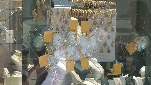 Kuyumcuyu vurup, altınları çaldılar