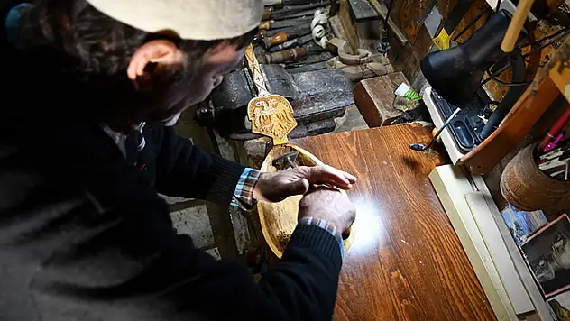 Lahuta, ustasının ellerinde zamana meydan okuyor