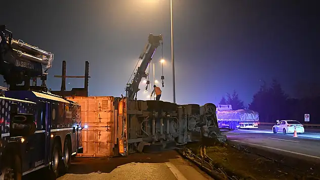 Lastiği patlayan tır kontrolden çıkarak devrildi