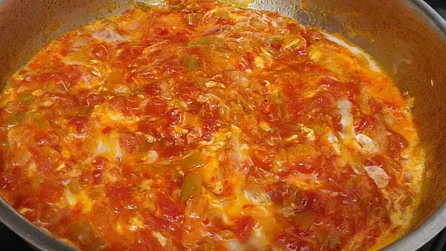 Lezzetli menemen yapmak için işe yarar 6 şef sırrı! Menemen daha iyi pişiyor