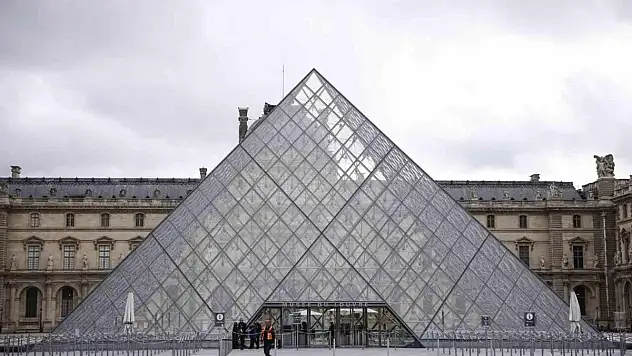 Louvre Müzesi'nden çalınan mücevherlerin değeri 88 milyon euro