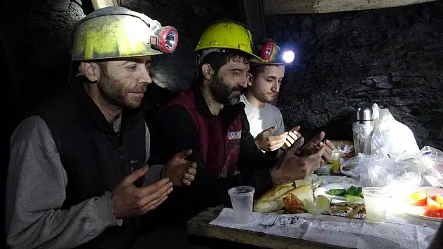 Maden işçileri yerin metrelerce altında ilk sahurlarını yaptı