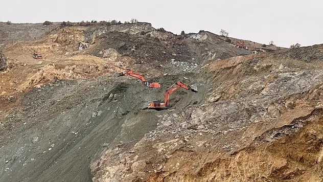 Maden ocağında göçük altında kalan şantiye müdürünü aramalar sürüyor