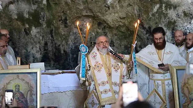 Mağara içindeki St. Pierre Kilisesi'nde bayram ayini