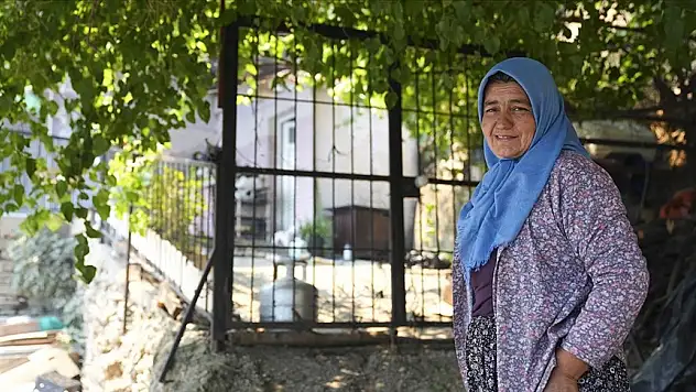 Mahallesini terk etmeyen kadın evleri orman yangınından korudu