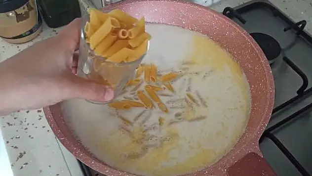 Makarnayı suyla haşlamayın böyle pişirin! Makarna bu tarifle çok daha iyi pişiyor