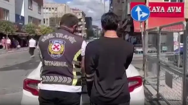 Makas atıp sürücülere hakaret etti: Trafik magandası polisten kaçamadı