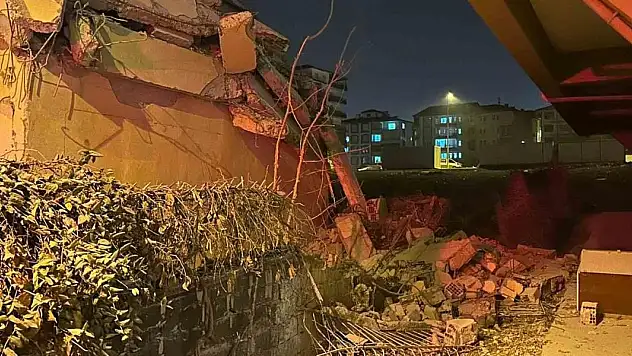 Malatya'da hasarlı 4 katlı bina çöktü