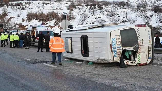 Malatya'da yolcu minibüsünün devrilmesi sonucu 10 kişi yaralandı