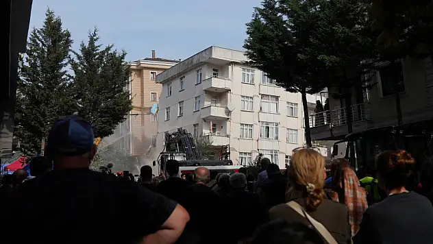 Maltepe'deki enkazda 2 kişi için zamanla yarış sürüyor
