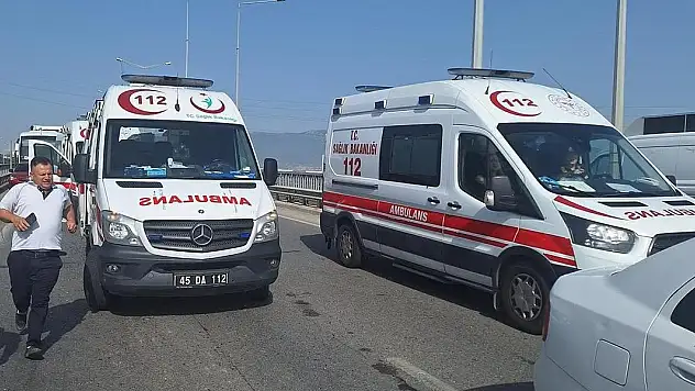 Manisa'da iki servis midibüsü ile otobüs çarpıştı: Çok sayıda yaralı var