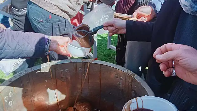 Manisa'da karma töreninde mesir macunu kuyruğu