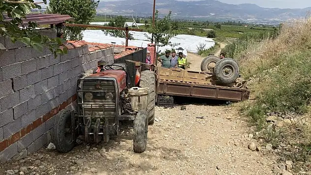 Manisa'da traktör römorku devrildi: 11 yaralı