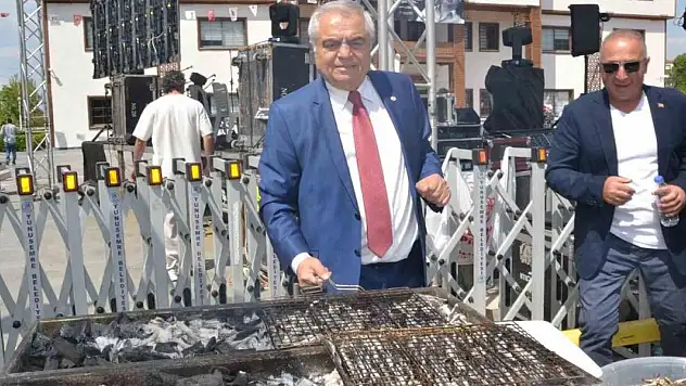 Manisa'daki festivalde 2 ton hamsi dağıtıldı