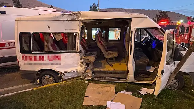 Mardin'de işçi servisi ve kamyon çarpıştı: 11 yaralı