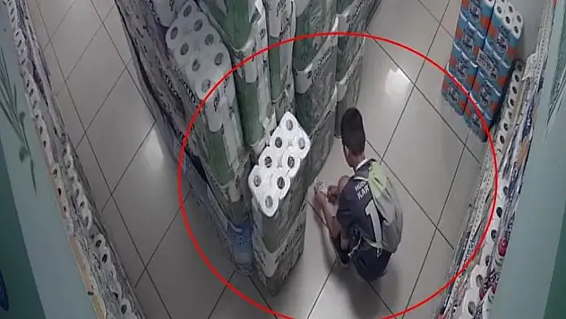 Markete giren çocuk, kağıt havluları tutuşturdu
