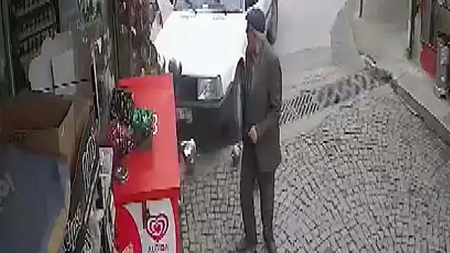 Marketin tezgahına çarpan otomobil, yayayı korkuttu