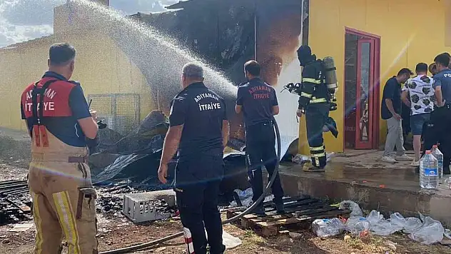 Markette çıkan yangını müşteriler söndürdü