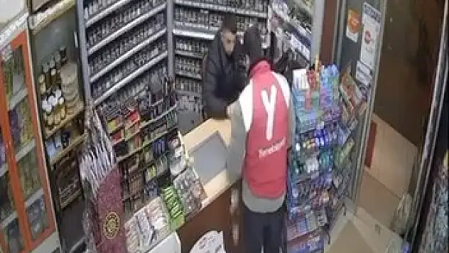 Markette parasını düşüren kuryeyi sosyal medya sayesinde buldu