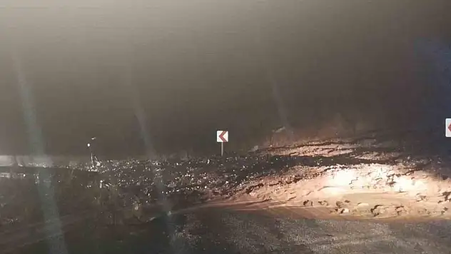 Marmaris'te sağanak etkili oldu, toprak kayması sonucu yollar kapandı