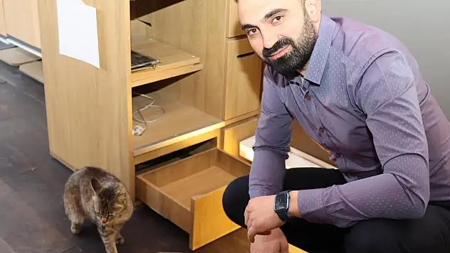 Masa çekmecesinde doğum yapan kedi ve yavrusuna esnaf sahip çıktı