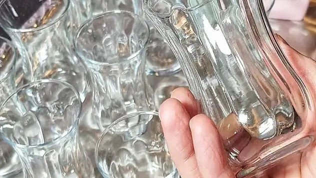 Matlaşan bardakları temizlemenin yolu. Kireç lekesi asla bardaklarda kalmıyor