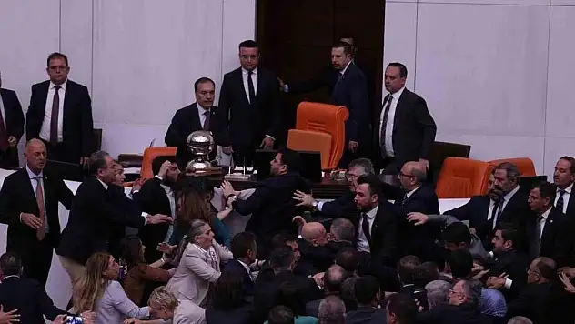 Meclis Genel Kurulu'nda kavga