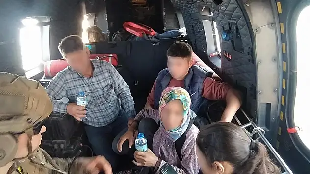 Mehmetçik orman yangınında mahsur kalan aileyi kurtardı