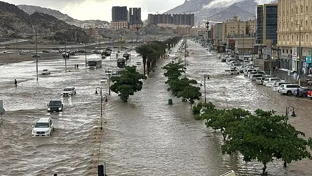 Mekke'de şiddetli yağmur ve dolu etkili oldu