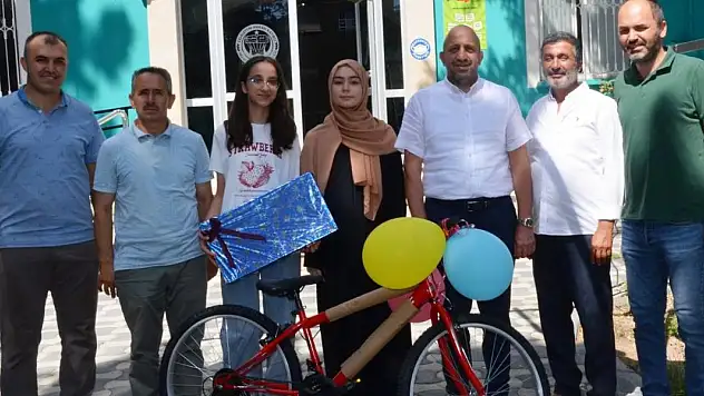 Mekpan Panel, LGS' de başarılı öğrencileri ödüllendirdi
