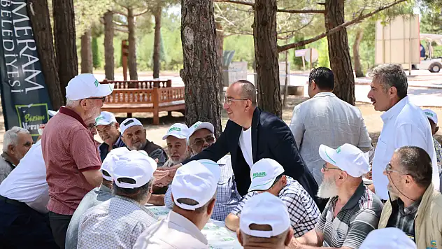 Meram'da sıcak buluşma! Büyükler gezdi, Başkan Kavuş eşlik etti