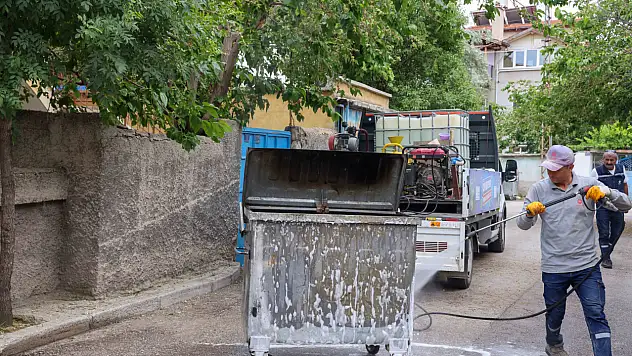 Meram'da yaz temizliği: Konteynerler foşur foşur yıkanıyor!
