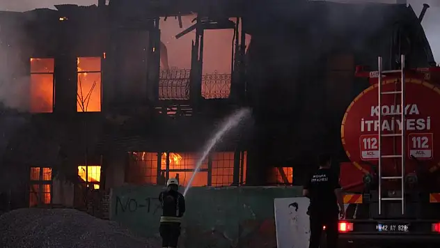 Meram'da metruk ev cayır cayır yandı!