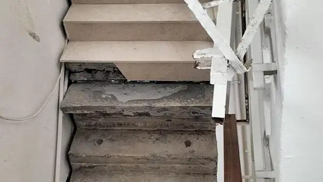Merdiven çöktü 20 kişi mahsur kaldı!