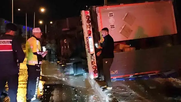 Mersin'de boya yüklü tır devrildi