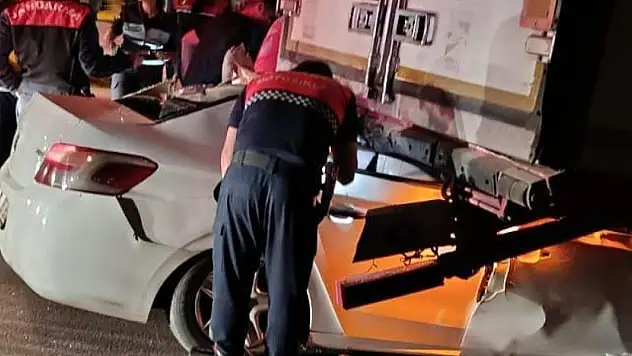 Mersin'de otomobil park halindeki tıra çarptı: 2 ölü