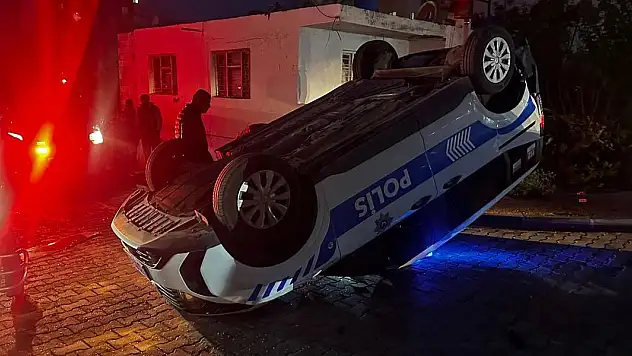 Mersin'de otomobille çarpışan polis aracı ters döndü: 1 yaralı
