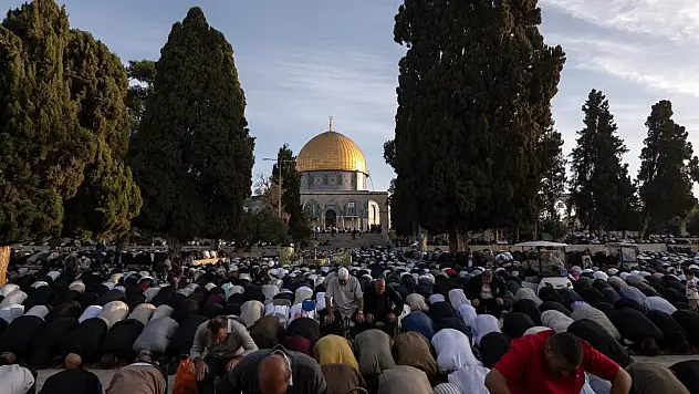 Mescid-i Aksa'da bayram namazı 140 bin Müslümanla kılındı