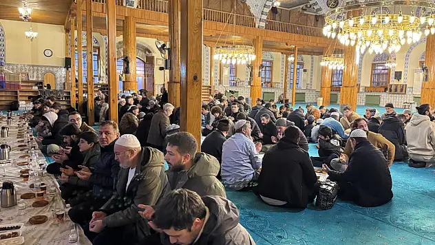 Mescid-i Nebevi ruhu Konya'da yaşıyor! Binlerce kişi aynı simidi bölüşüyor!