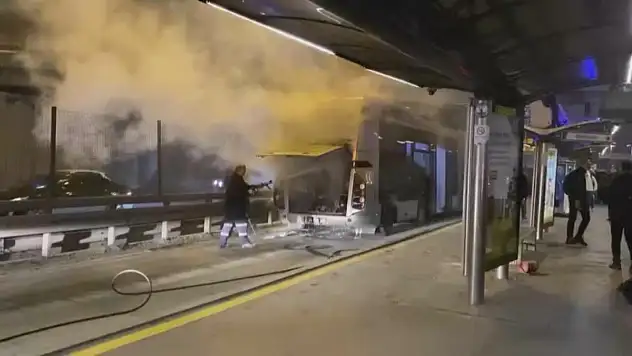 Metrobüsün motor kısmında yangın çıktı