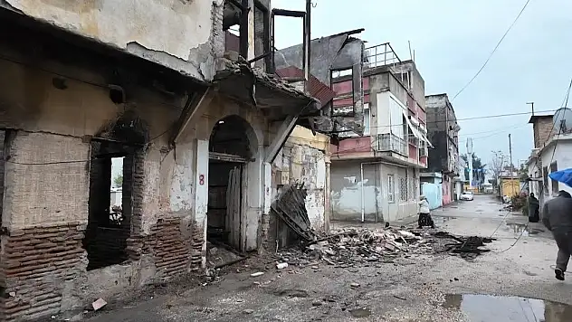Metruk bina gürültüyle yıkıldı: Mahalleli deprem sandı