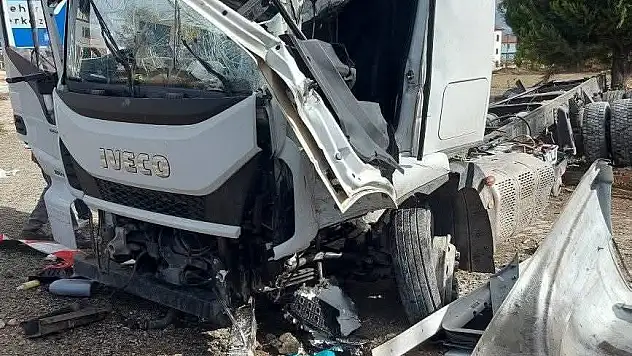 Meyve yüklü tır devrildi