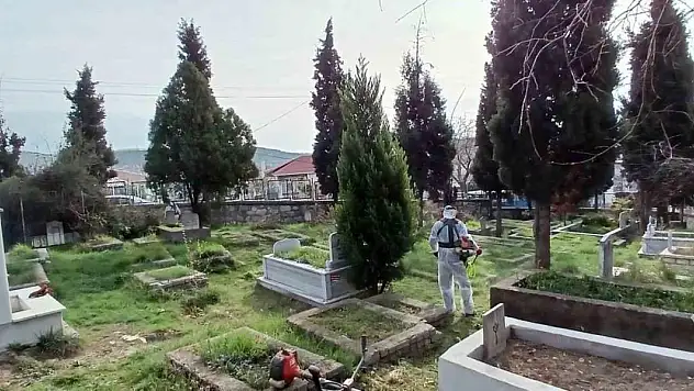 Mezarlıklarda bayram temizliği