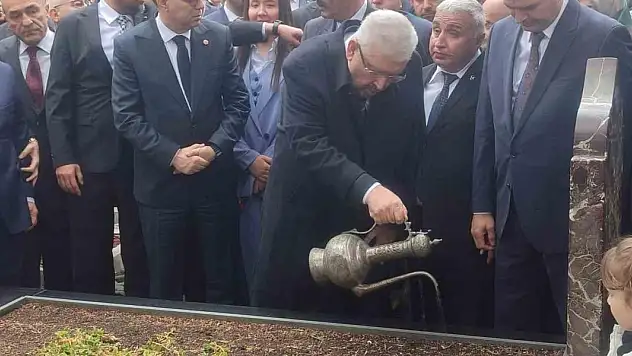 MHP'nin Kurucu Lideri Alparslan Türkeş, mezarı başında anıldı