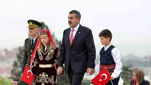 Milli Eğitim Bakanı Tekin, çocuklarla Anıtkabir'de