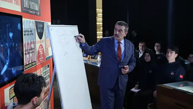 Milli Eğitim Bakanı Tekin lise öğrencilerine ders anlattı